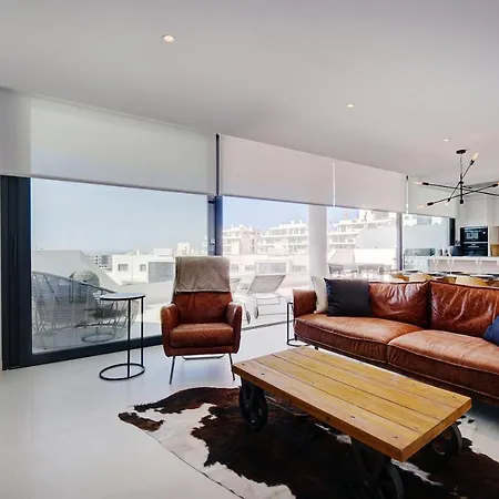 Stylish Three Bedroom @ Higueron West! Apartment