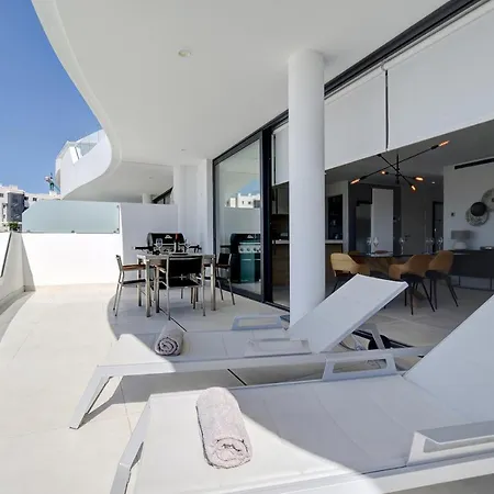 Stylish Three Bedroom @ Higueron West! Apartment