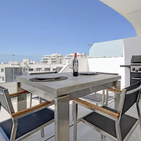 Apartment Stylish Three Bedroom @ Higueron West! *