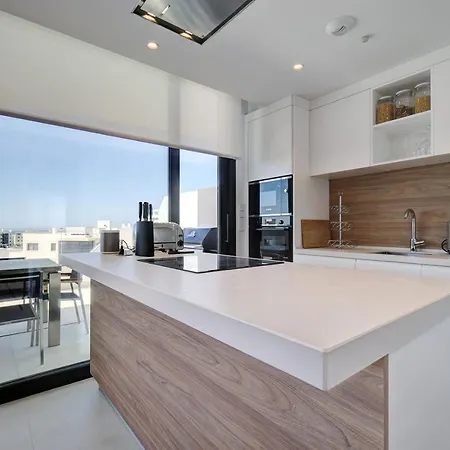 Stylish Three Bedroom @ Higueron West! Apartment